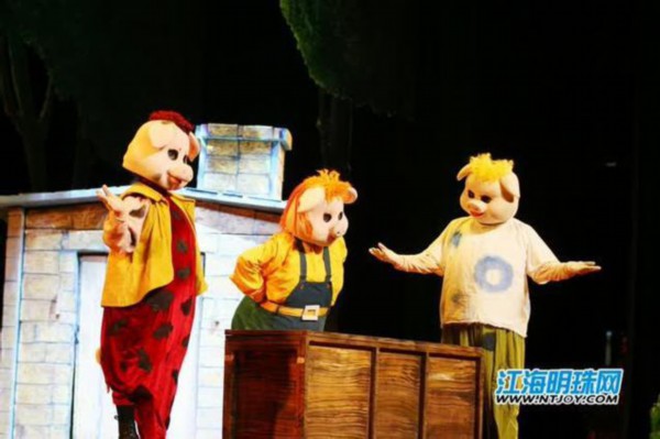 回味经典童话故事 半岛体育童话剧《三只小猪》在南通更俗剧院上演(图1)