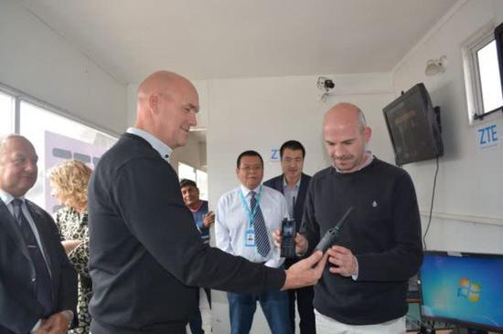 中兴通讯员工向胡胡伊省官员演示安全设备（胡胡伊省政府网站）