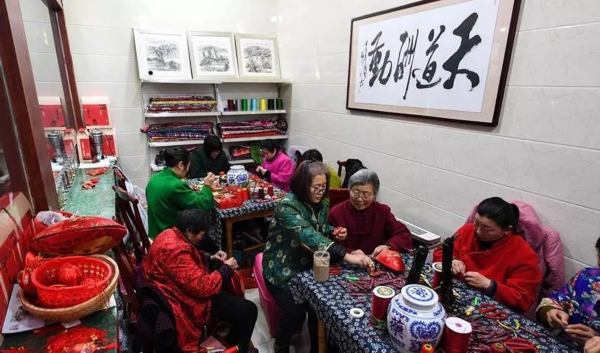 走进王秀英大名鼎鼎的针棒香包灵感源自童年