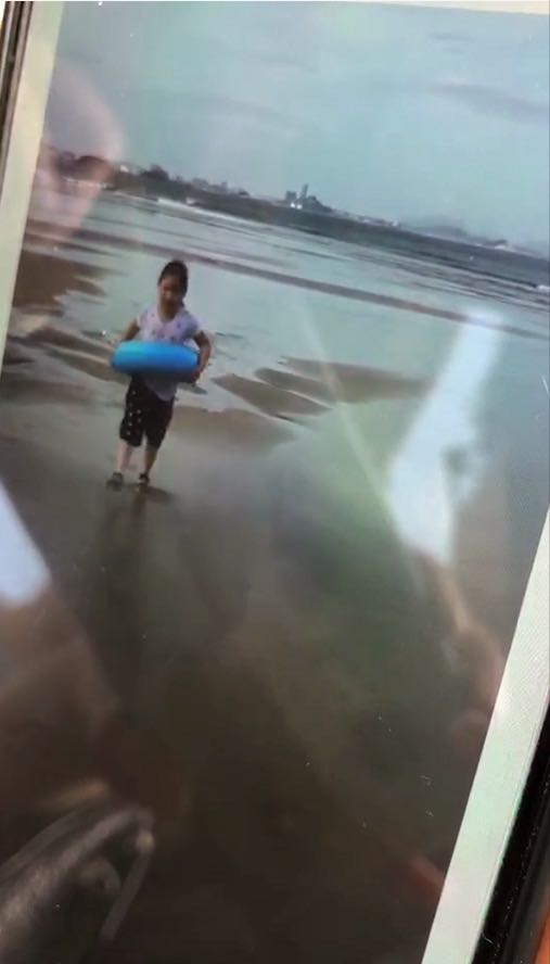 男租客曾在7月5日发给章爸爸女孩在海滩玩的视频,但不知道具体地点。