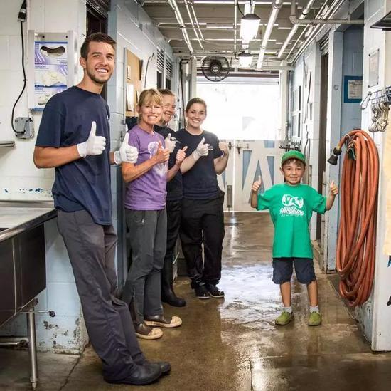 瑞恩和他的员工(图源:台媒)