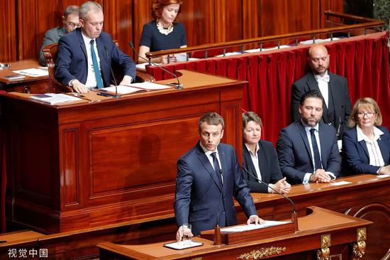 时任国民议会议长的德·鲁吉(左上)。