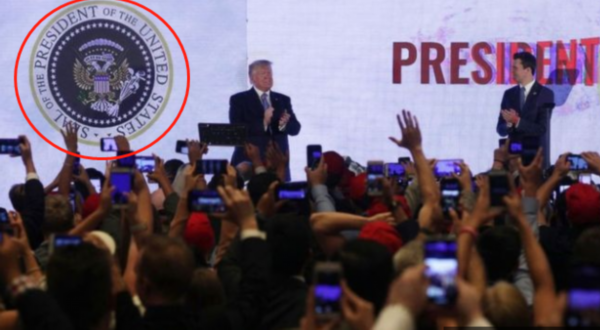 特朗普演讲现场出现山寨徽章（图源：getty）