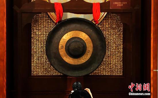  当年上海证券交易所开市锣 图片来源：中新网