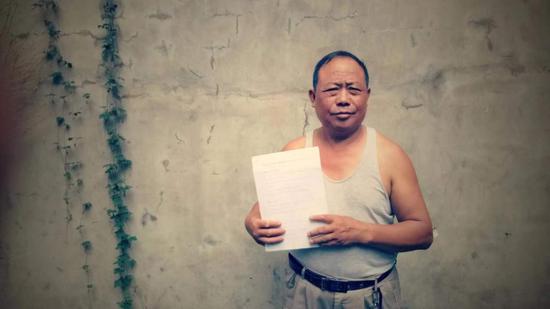 举报人王彬,河南永城龙岗镇王楼村。组图/受访者提供