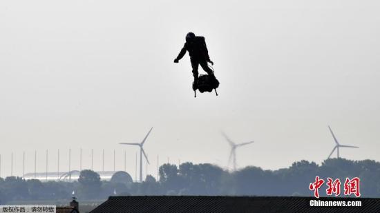 资料图:当地时间2019年7月25日,法国加莱海峡省桑加特,世界喷气滑雪冠军弗兰克·沙帕塔“驾驶”飞行滑板(flyboard),开始挑战穿越英吉利海峡。