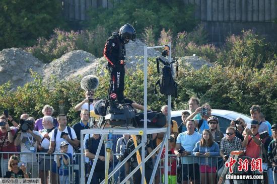 资料图:当地时间2019年7月25日,法国加莱海峡省桑加特,世界喷气滑雪冠军弗兰克·沙帕塔“驾驶”飞行滑板(flyboard),开始挑战穿越英吉利海峡。