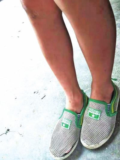 郑牛穿的鞋子早已张开了大口子。 本文图片均来自大河网