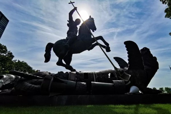 这是8月5日在位于纽约的联合国总部拍摄的&ldquo;善战胜恶&rdquo;雕塑。新华社记者李木子摄