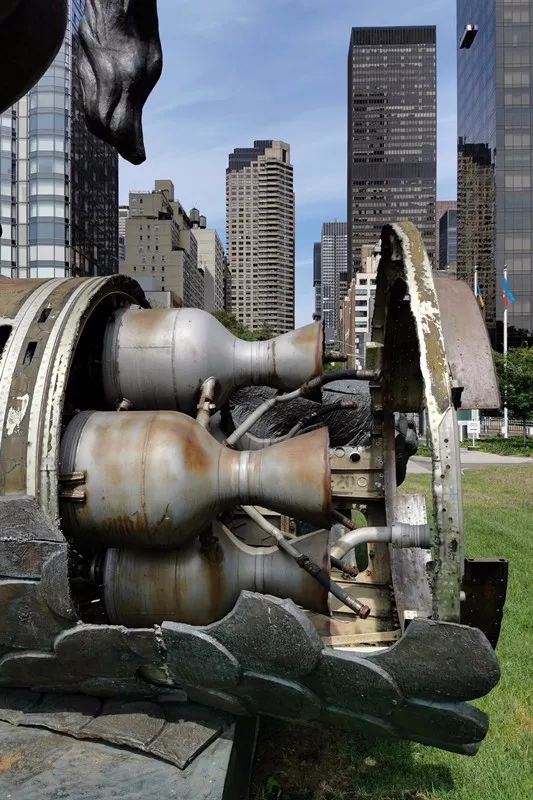 这是8月5日在位于纽约的联合国总部拍摄的&ldquo;善战胜恶&rdquo;雕塑局部。新华社记者李木子摄