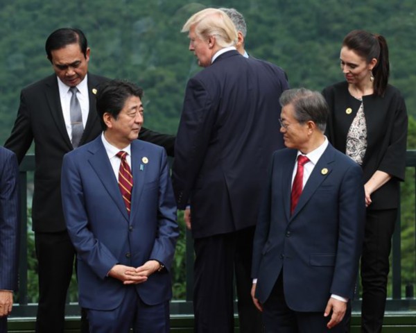 资料图:文在寅与安倍晋三(韩联社)