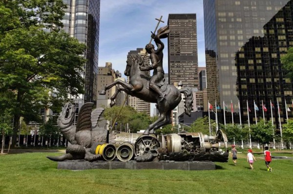 这是8月5日在位于纽约的联合国总部拍摄的&ldquo;善战胜恶&rdquo;雕塑。新华社记者李木子摄