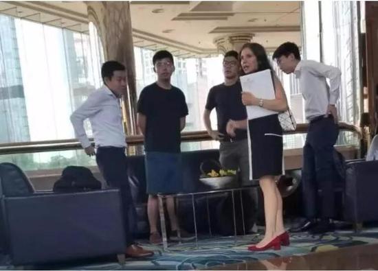 △黄之锋(左二)