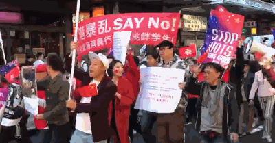 ▲留学生和爱国华人们举行“爱国沪港”和平游行,他们秩序井然地挥舞国旗,高喊“撑警队,惩暴徒”等口号 (图via网络)