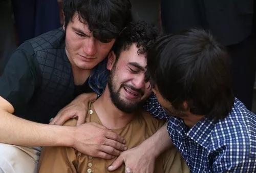 8月18日，在阿富汗喀布尔，遇难者家属在葬礼上哭泣。新华社发（拉赫马图拉&middot;阿里扎达摄）