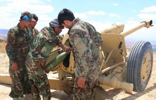 6月11日，在阿富汗北部萨尔普勒省，阿富汗安全部队士兵正在参与清剿行动。新华社发（穆罕默德&middot;詹&middot;阿里亚 摄）