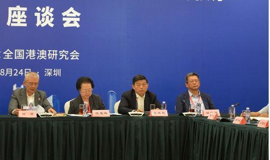 王振民(右二)图源:大公文汇全媒体