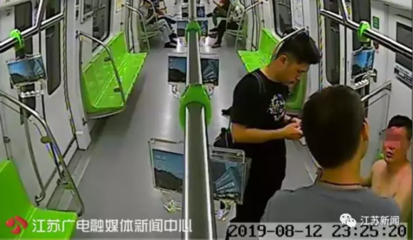 男子大闹地铁殴打乘客，遭反击后竟抱民警哭诉为我做主！结局令人