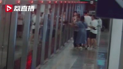 男子大闹地铁殴打乘客，遭反击后竟抱民警哭诉为我做主！结局令人