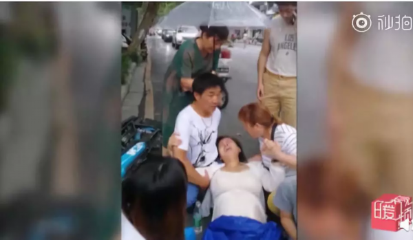 苏州市十全街上孕妇雨中摔倒，之后的一幕…全国点赞！