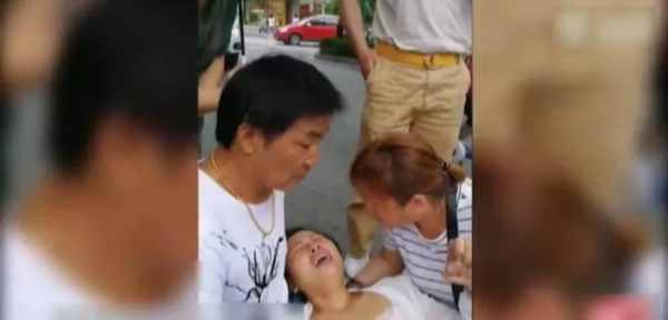 苏州市十全街上孕妇雨中摔倒，之后的一幕…全国点赞！