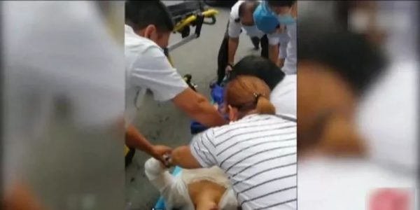 苏州市十全街上孕妇雨中摔倒，之后的一幕…全国点赞！