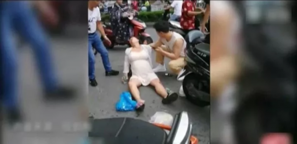 苏州市十全街上孕妇雨中摔倒，之后的一幕…全国点赞！