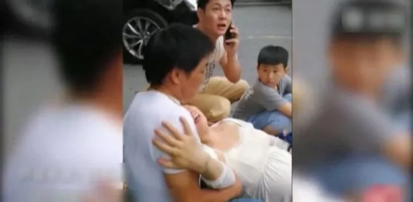 苏州市十全街上孕妇雨中摔倒，之后的一幕…全国点赞！
