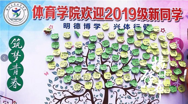 能吃的“文房四宝”、机器人尬舞… 萌新报到扬大花式相迎