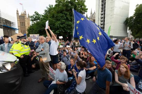 8月28日，在英国伦敦，人们在议会大厦外抗议。新华社发（雷伊&middot;唐摄）