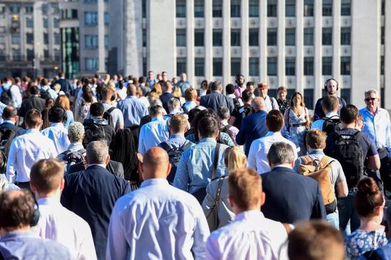 8月29日，在英国伦敦，人们走在通往金融城的路上。新华社发（史蒂芬&middot;程摄）