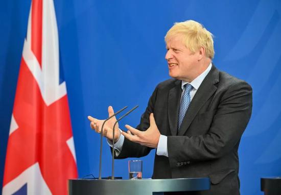 8月21日，在德国首都柏林的总理府，来访的英国首相约翰逊与德国总理默克尔（未在画面中）出席联合记者会。新华社记者连振摄