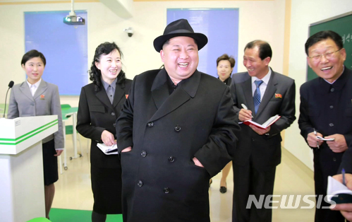 资料图：金正恩视察新改建的平壤教员大学（纽西斯通讯社）