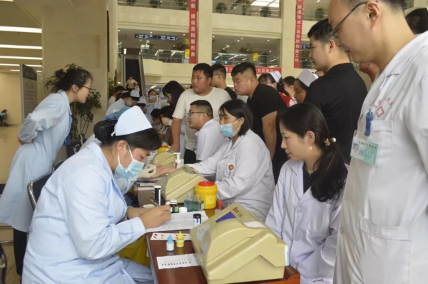 血液告急！东海医生护士挽起袖子无偿献血28000毫升