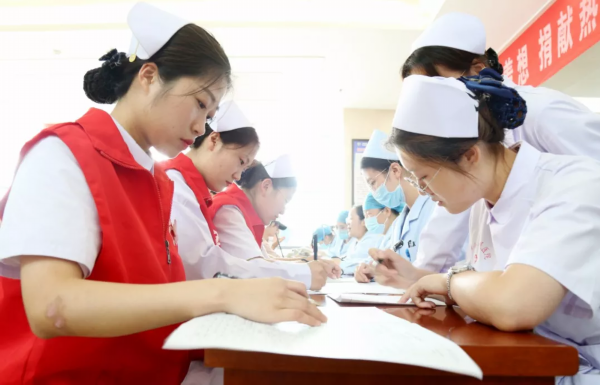 血液告急！东海医生护士挽起袖子无偿献血28000毫升