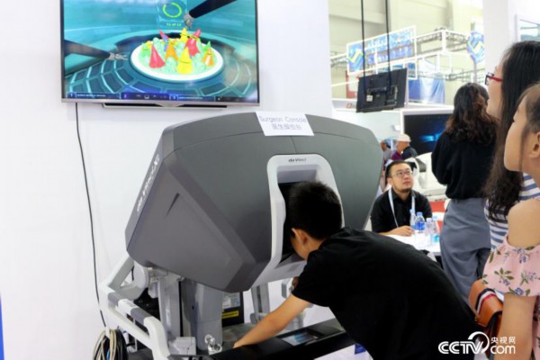 博览会上的&ldquo;达芬奇手术机器人&rdquo;