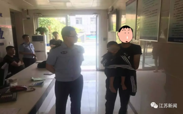 走失男娃派出所蹭吃蹭睡，一觉醒来民警崩溃：你看看你做了啥哦！