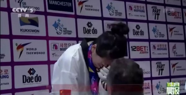 领奖台上的郑姝音 图片来源：央视视频截图