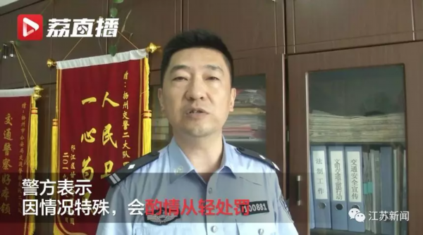 司机单手持吊瓶开车，交警竟然从轻处罚？！没想到是这样的内幕…