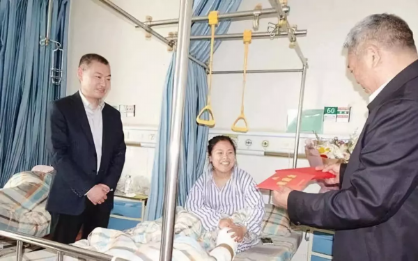 飞身挡车救三童！这个睢宁女子感动全国