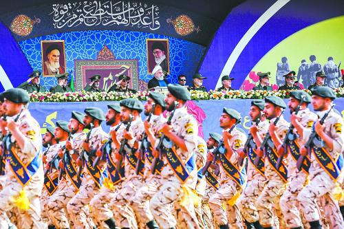  9月22日，伊朗总统鲁哈尼在德黑兰出席纪念两伊战争爆发39周年的阅兵式。