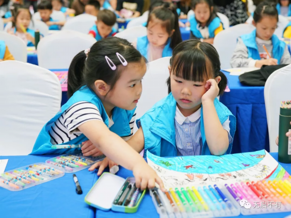 在这群启东孩子的心中，友谊更比秋色浓