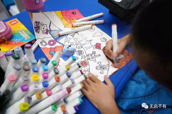 在这群启东孩子的心中，友谊更比秋色浓