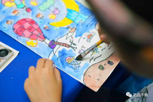 在这群启东孩子的心中，友谊更比秋色浓