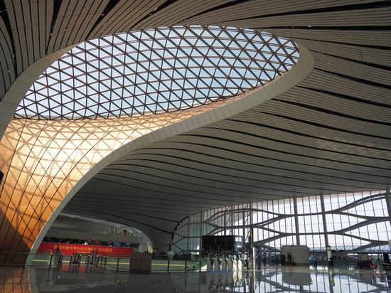 图为大兴机场候机大厅