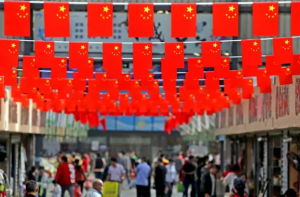 挂国旗啦！连云港一片“中国红”！