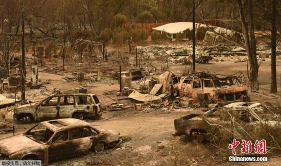 资料图:加州大火过后一片狼藉,汽车都变成废铁。