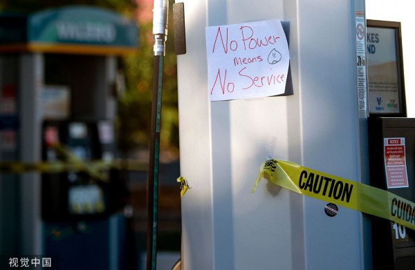  10月10日，加州圣罗莎，一家加油站因停电而停业 图自视觉中国