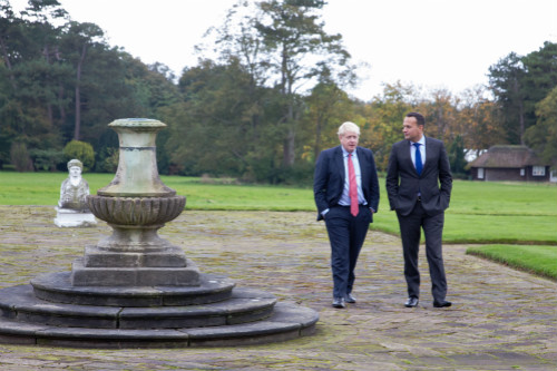 英国首相约翰逊和爱尔兰总理瓦拉德卡会面后发表声明称，双方本月底前很可能达成一项有序脱欧协议。