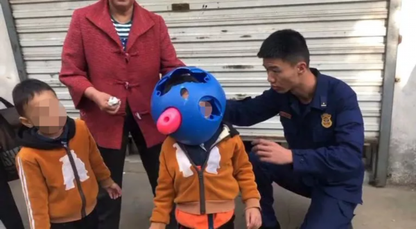 弟弟把“马桶”套哥哥头上，奶奶急了，消防员来了，哥哥很淡定！